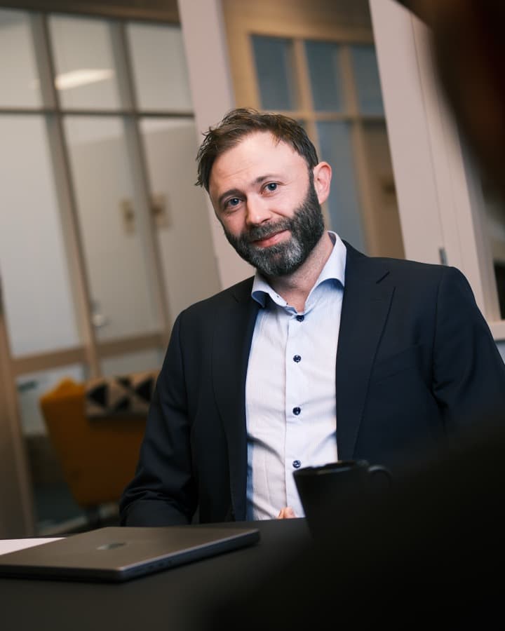 Advokat Eirik S. Jonassen i samtale med en klient