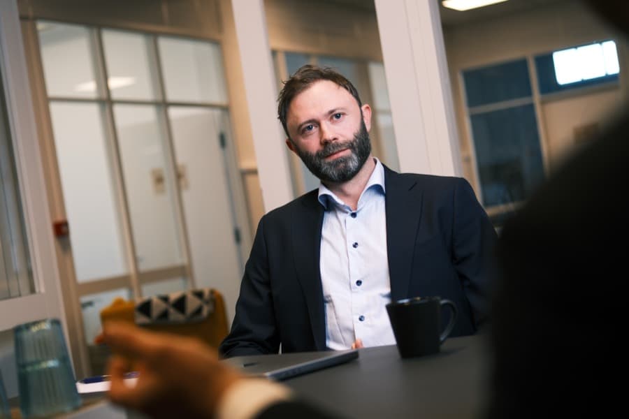 Eirik S. Jonassen i møte med klienter